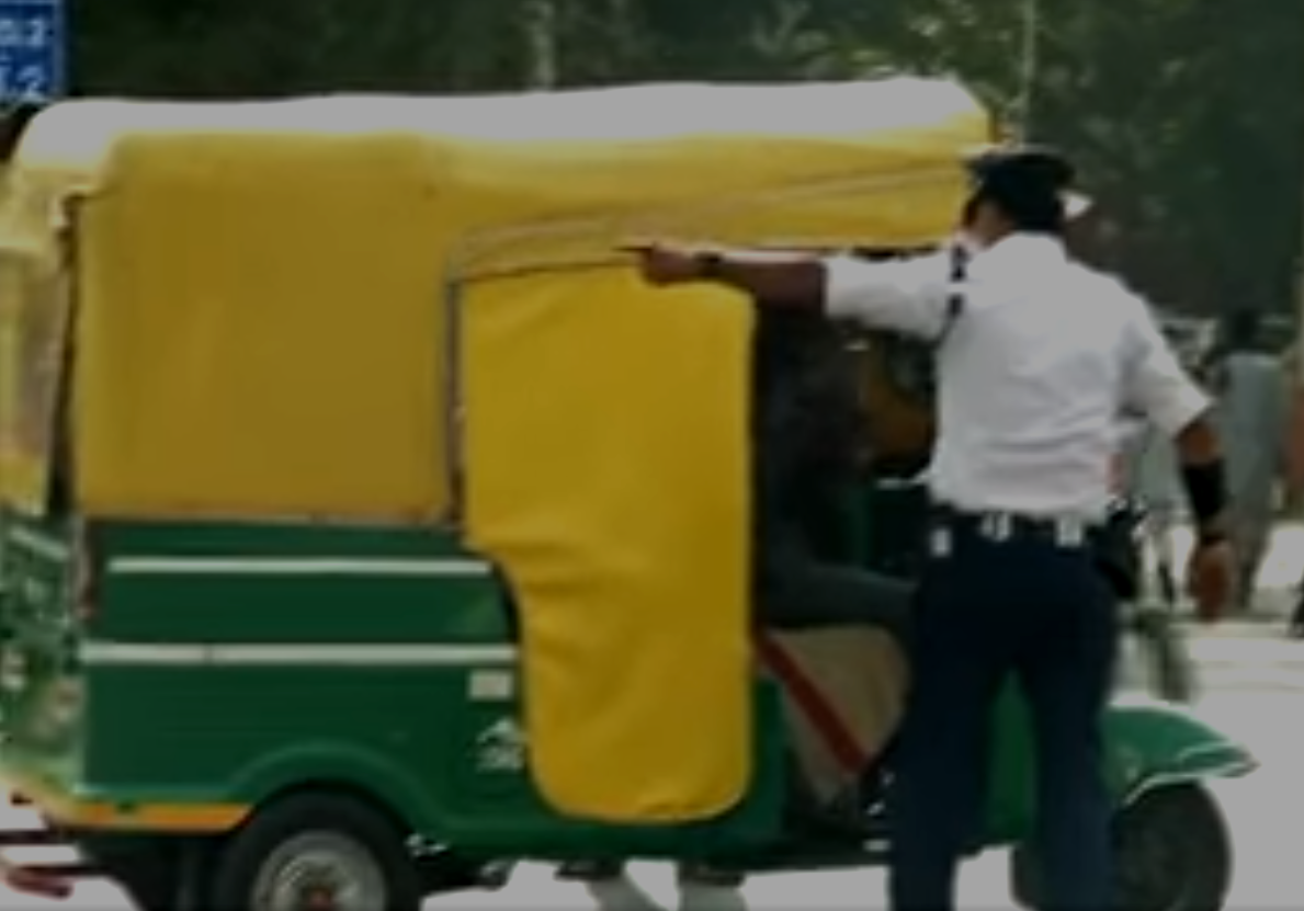 Policía de tránsito que conquistó a la Red con sus simpáticos bailes pierde los estribos (Video)