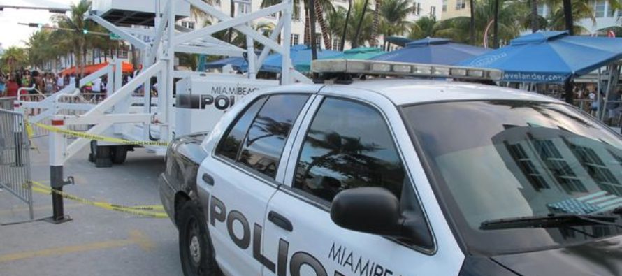 La NAACP se pronunció tras el arresto violento de una joven en Miami Beach (video)