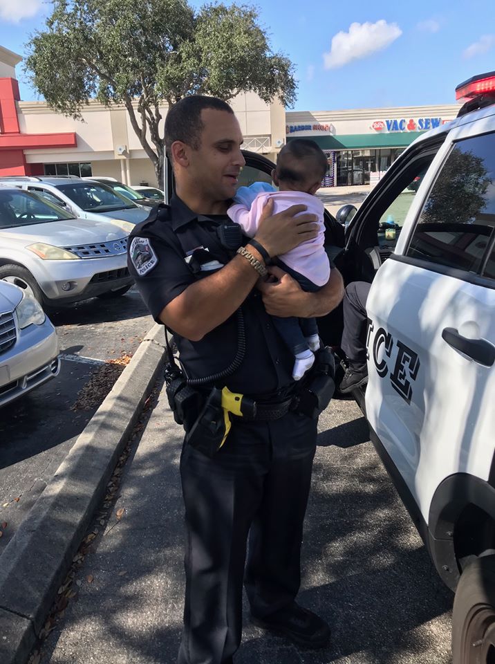 Policía rescata a bebé de 4 meses encerrado en un automóvil en Florida