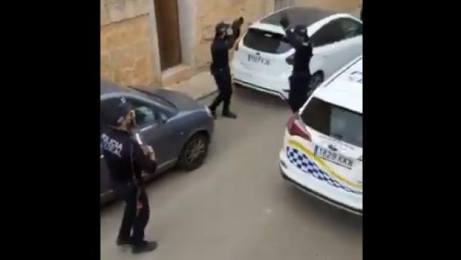 ¡Conmovedor! Policías españoles cantan a vecinos en cuarentena (VIDEO)
