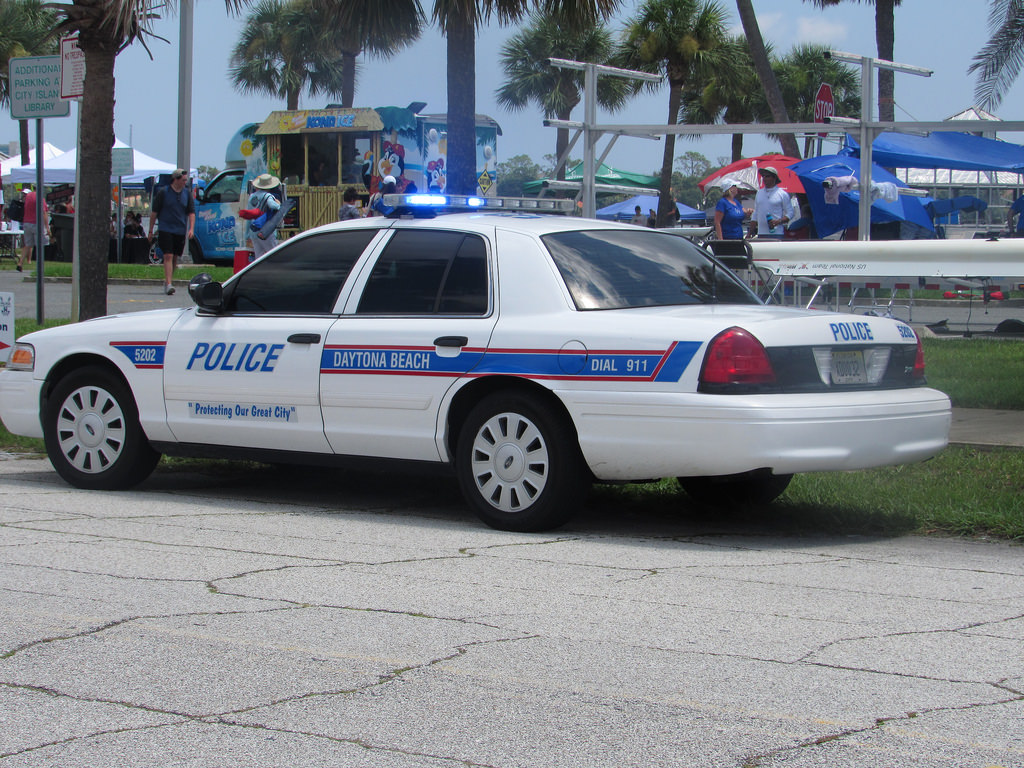 Continúa la cacería del sospechoso: Oficial de policía de Florida se encuentra en estado crítico