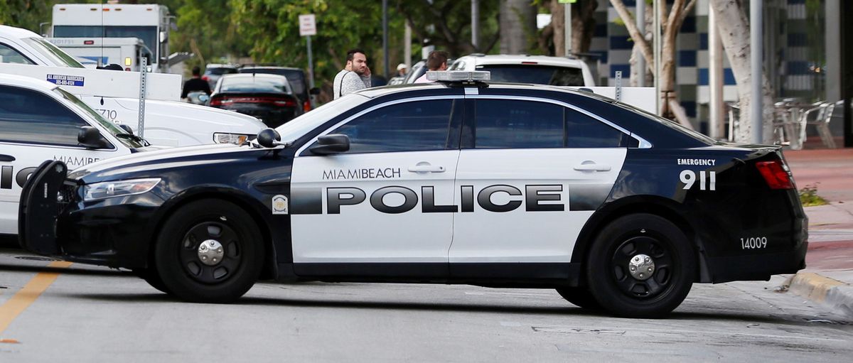 La Policía de Miami Beach busca a una mujer que robó a una anciana