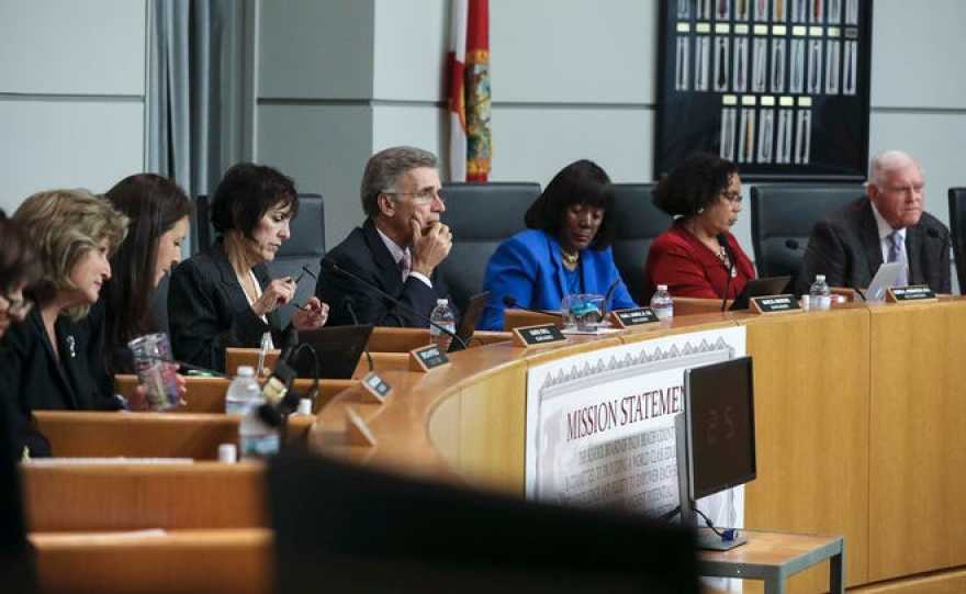 Políticos presionan a la Junta Escolar de Florida para no apoyar propuesta de DeSantis