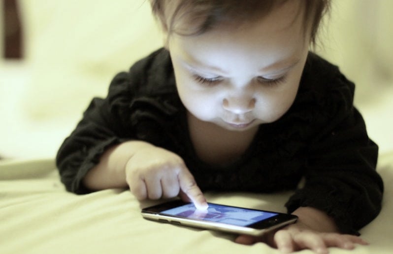 OMS recomienda restringir el uso de pantallas digitales a niños menores