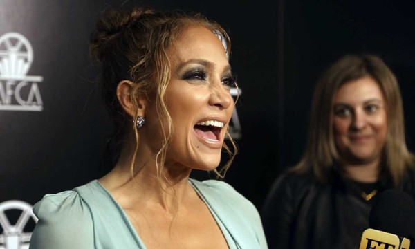 Jennifer Lopez  presume encuentro con Pedro Almodóvar con un look muy atrevido  (FOTOS)