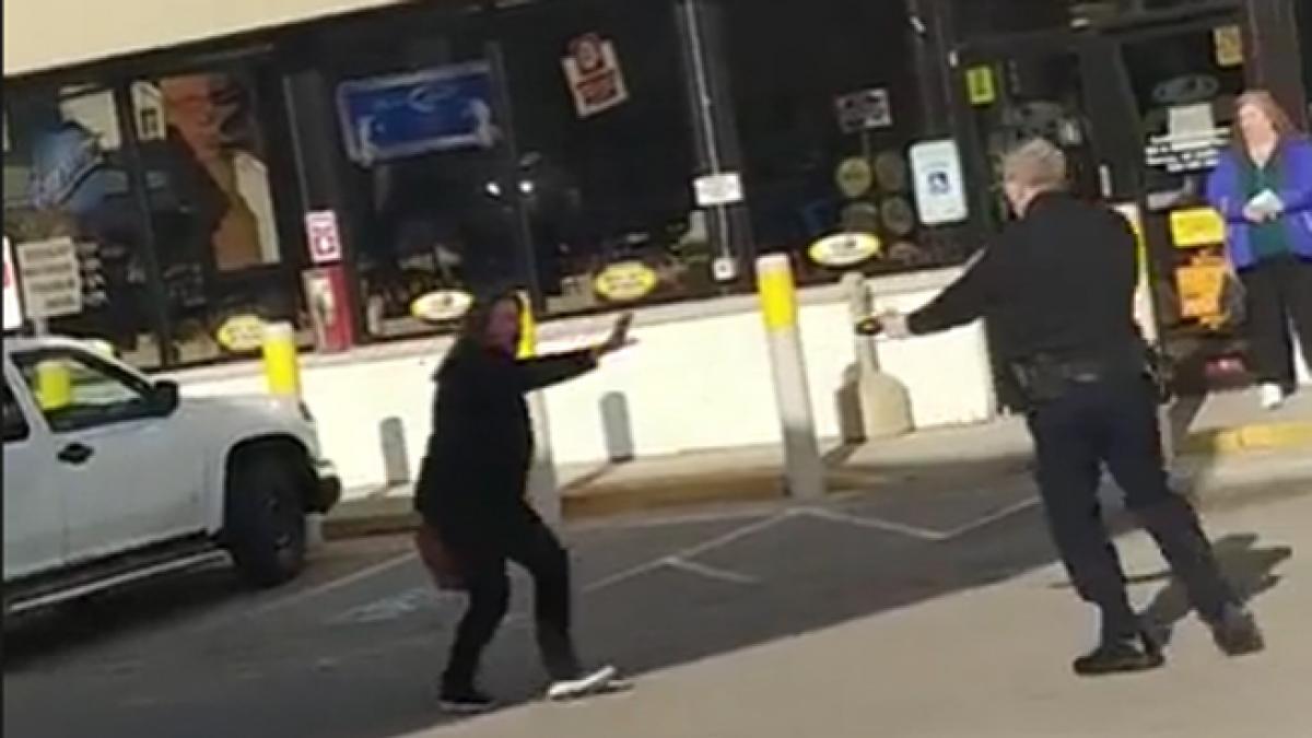 Mujer recibió fuerte descarga eléctrica tras intentar exorcizar a un policía en Wisconsin (Video)