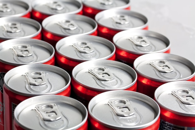 Retiran lote de latas de Coca-Cola por posible contaminación con plástico