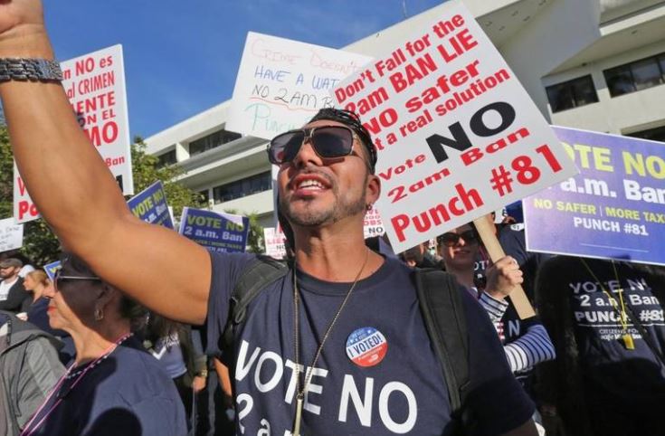 Miami Beach protesta contra la reducción de horario de ventas de bebidas alcohólicas