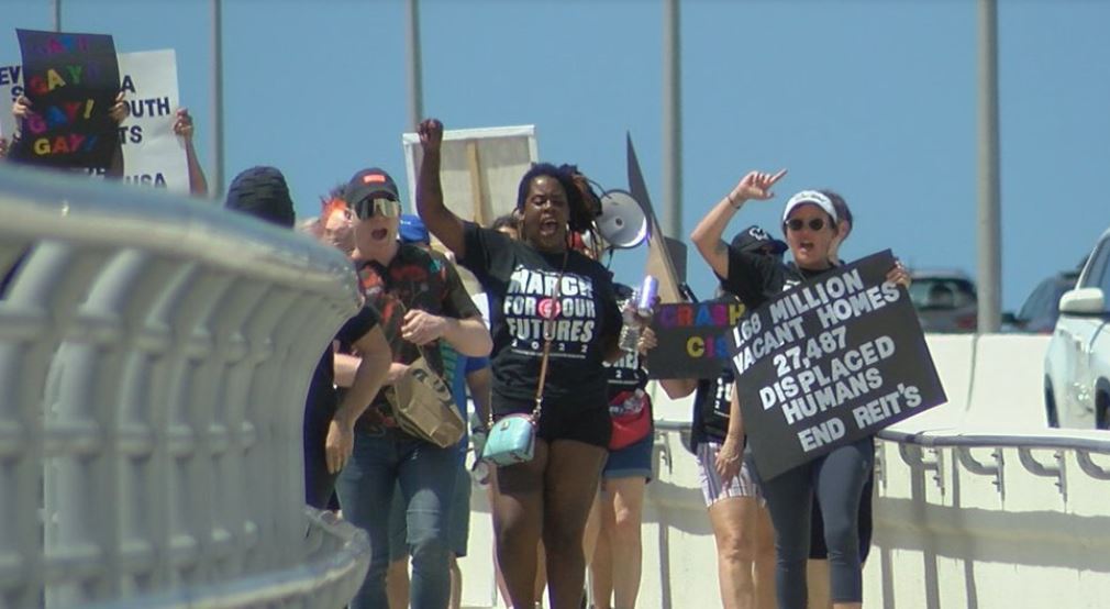 Manifestantes realizaron la “March for our Futures” por legislación de Florida