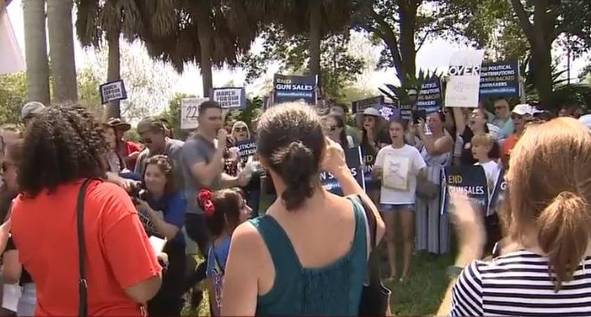 Manifestantes en Florida exigieron a Walmart que detuviera la venta de armas