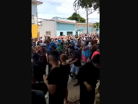 Miles de cubanos salen a protestar contra el régimen al grito de “¡No tenemos miedo!”