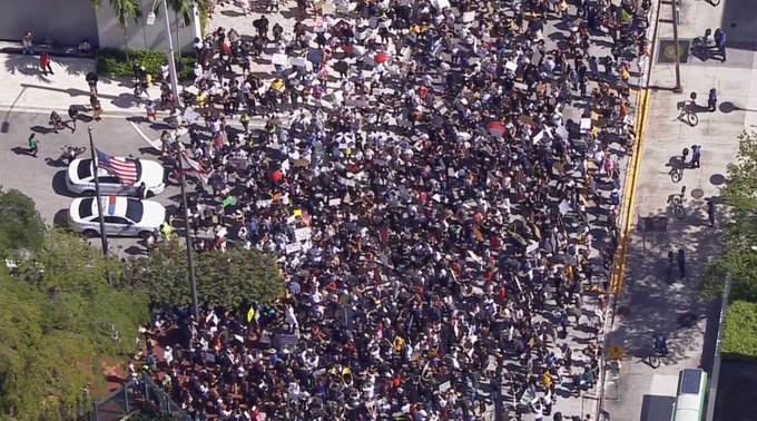 ¡Sin importar la pandemia! Manifestaciones en el centro de Miami por muerte de George Floyd (Videos)