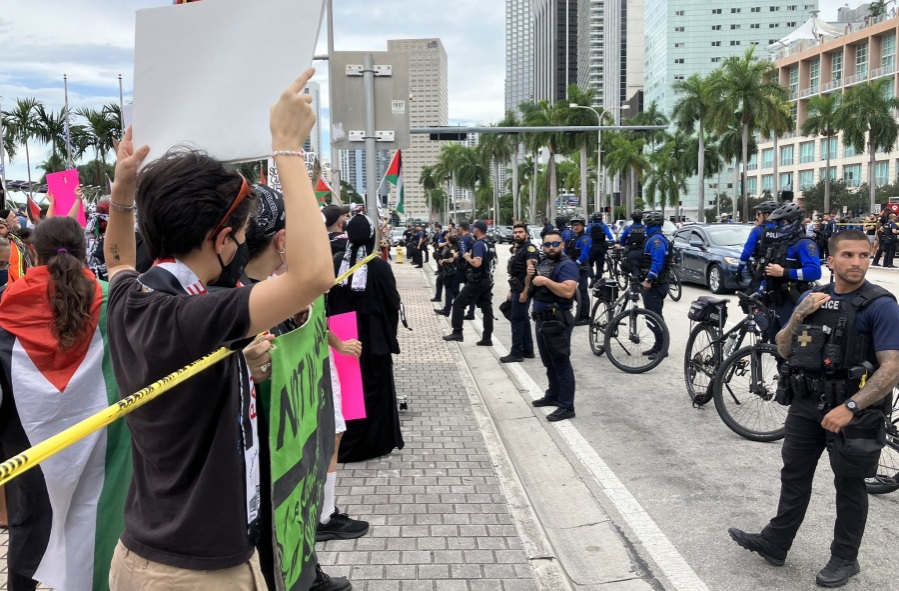 Policía interviene protesta palestina en Bayfront Park en Miami
