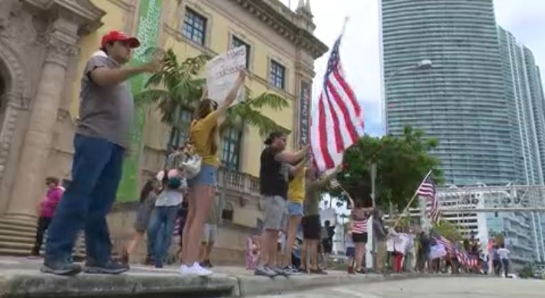 Manifestantes protestan para que autoridades levanten cuarentena por coronavirus en Miami