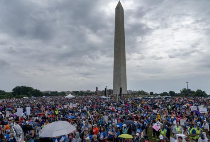 Miles de personas exigen nuevas medidas contra las armas en el National Mall