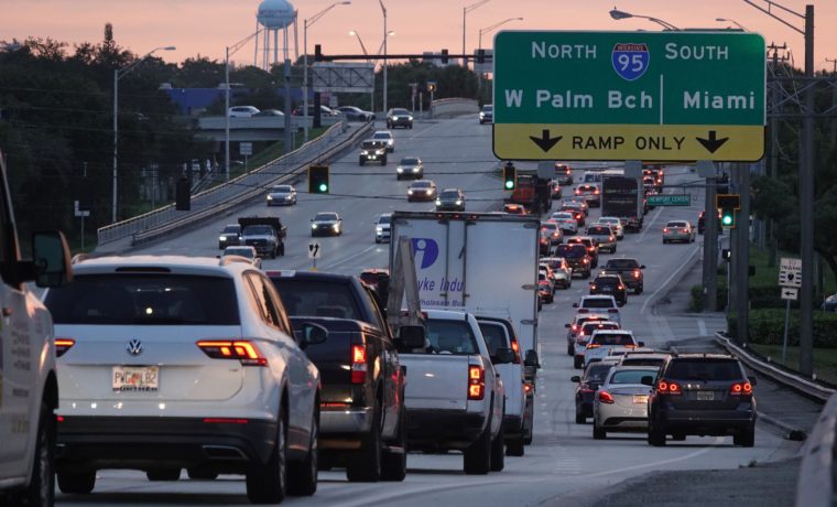 Ley en Florida multaría a conductores que usan carril izquierdo sin rebasar