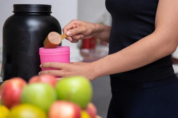 Muere mujer por “beber muchos batidos de proteína” para perder peso postparto