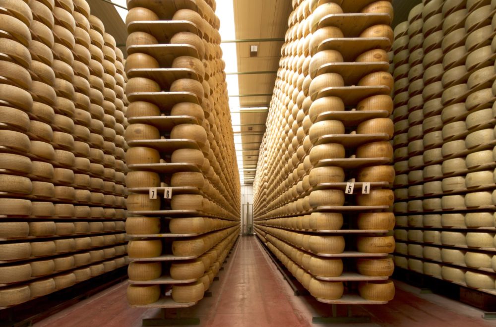Quesero muere aplastado por 16 mil piezas de queso