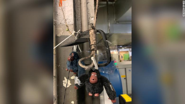 Empleados del aeropuerto de Miami colgaron a un gorila de juguete como exhibición racista