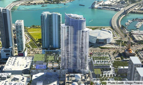 Un rascacielos de Miami se ilumina por San Valentín
