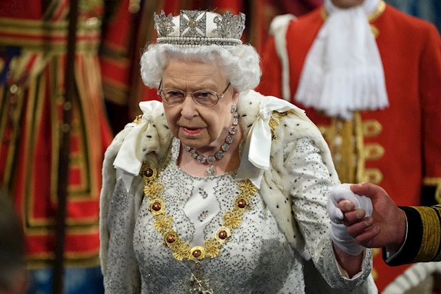 La reina Isabel II se dirigió al Reino Unido con un discurso emotivo “unidos y decididos, lo superaremos” (video)