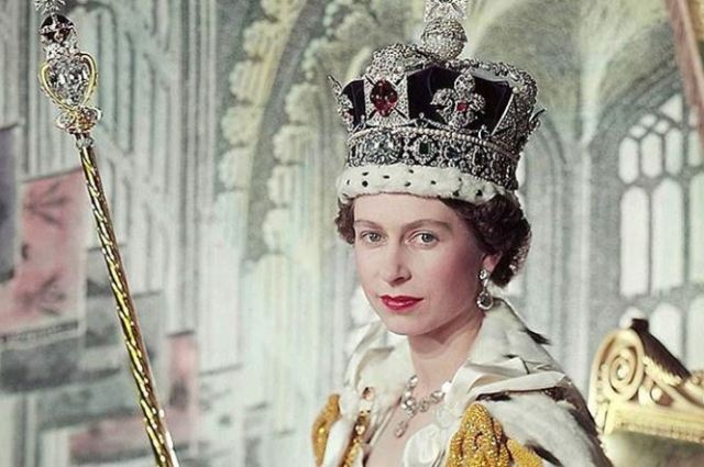 Conoce el deslumbrante vestido bordado con hilos de oro y plata de la Reina Isabel (Fotos)