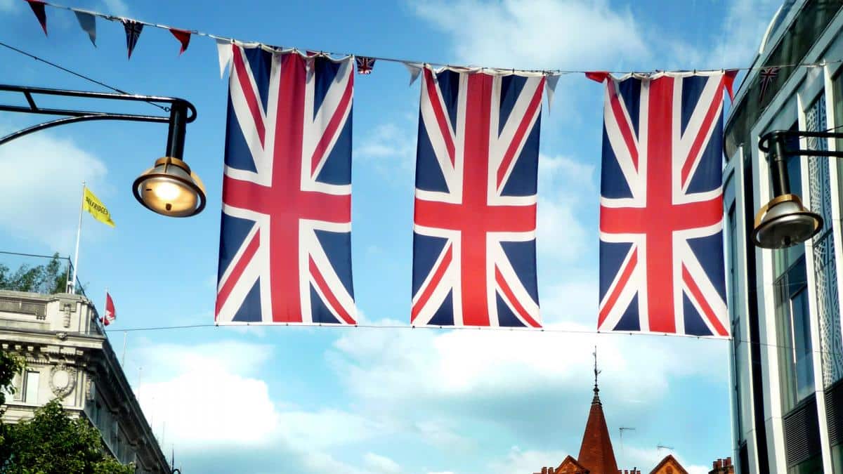 Desde banderas, billetes y pasaportes: Estos son algunos de los cambios que se realizarán tras la muerte de la reina Isabel Ii