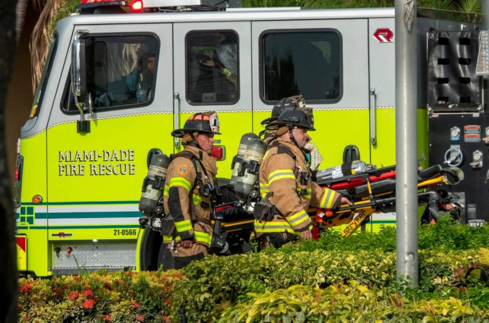 Rescatan a conductor atrapado en su auto tras brutal choque en Miami Lakes