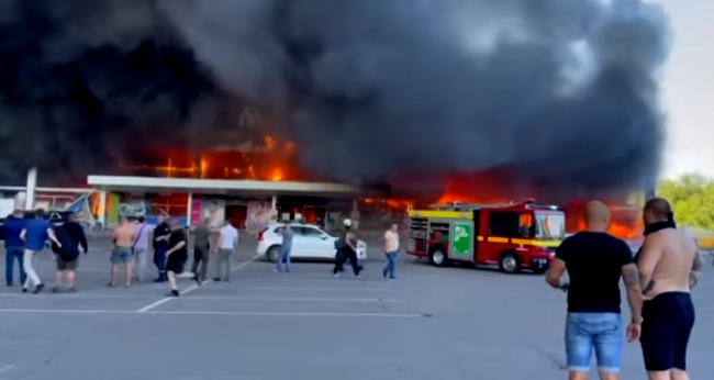 Bomberos buscan víctimas en el centro comercial de Kremenchuk