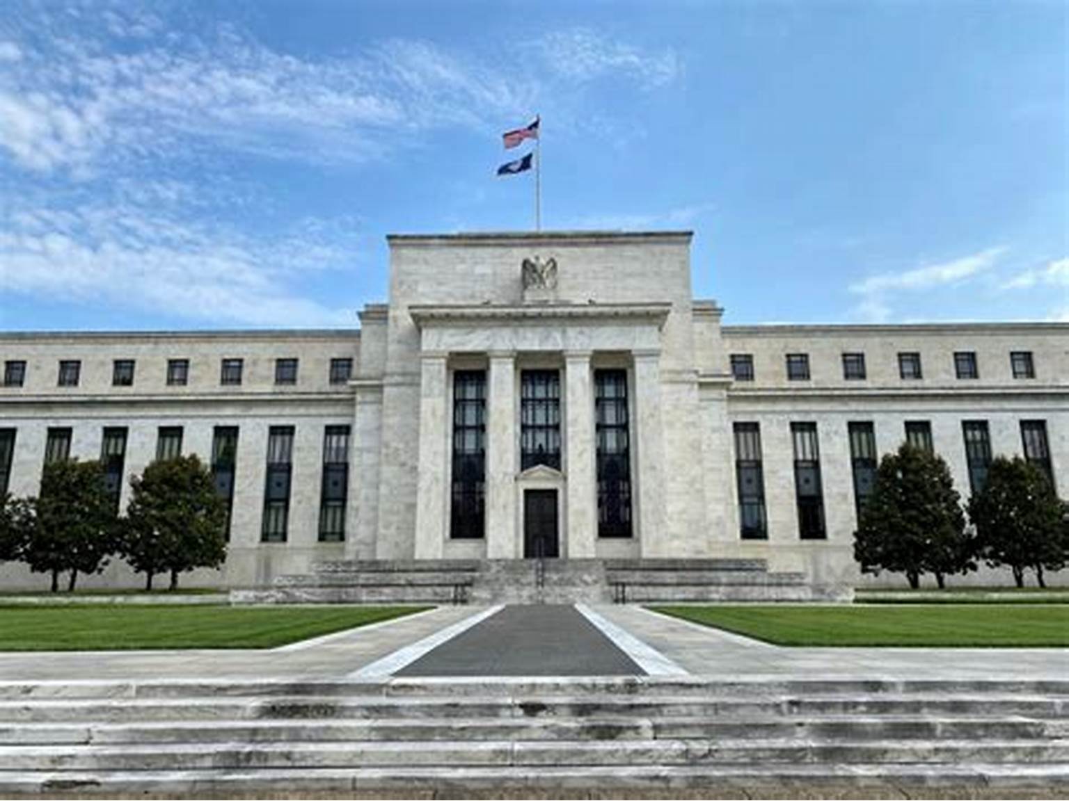 Fed eleva tasas de interés y prevé más alzas para este año