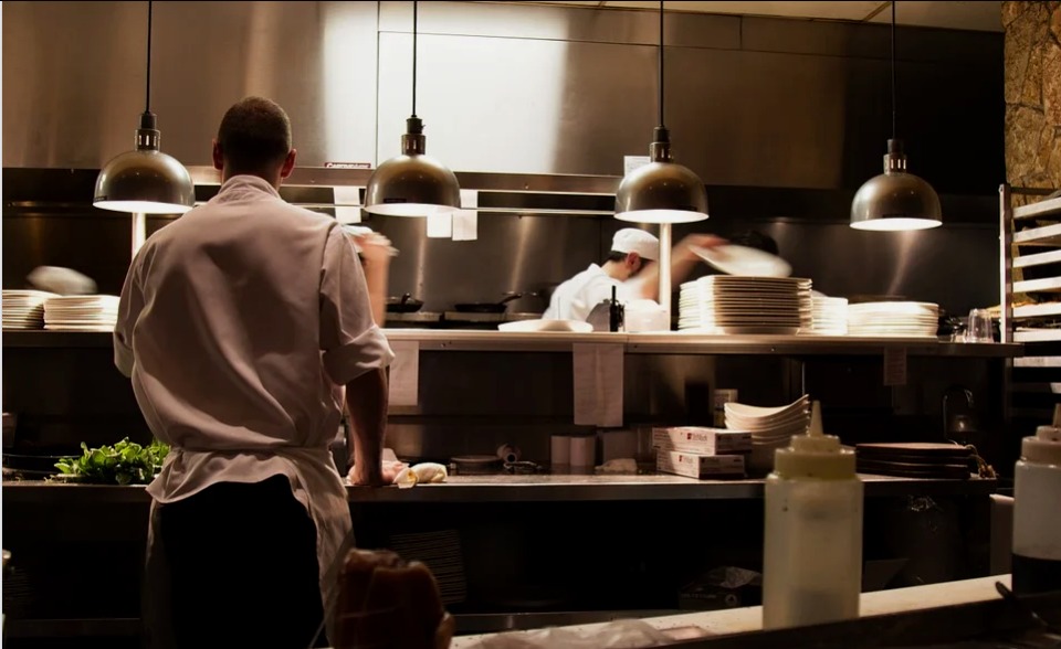 Desesperados por trabajadores, algunos restaurantes y tiendas locales aumentan los salarios