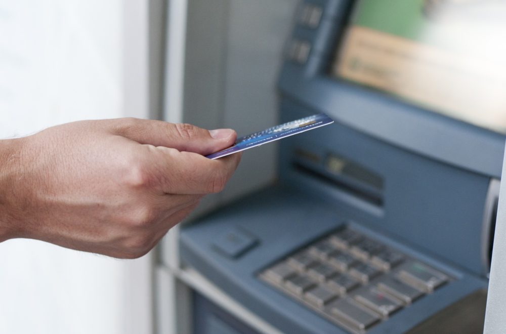 Pros y contras del retiro de efectivo con tarjeta de crédito en un ATM