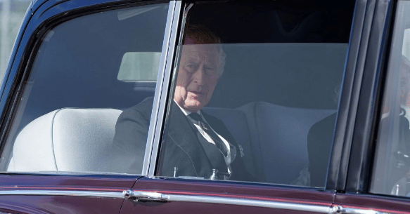 El rey Carlos III llegó al palacio Holyroodhouse y acompañará el féretro de Isabel II hasta la catedral de St. Giles
