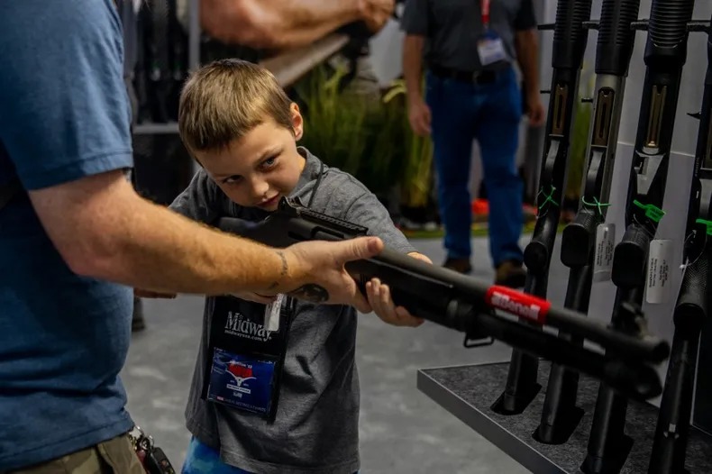 Florida podría bajar el límite de edad para comprar rifles por nuevo proyecto de ley