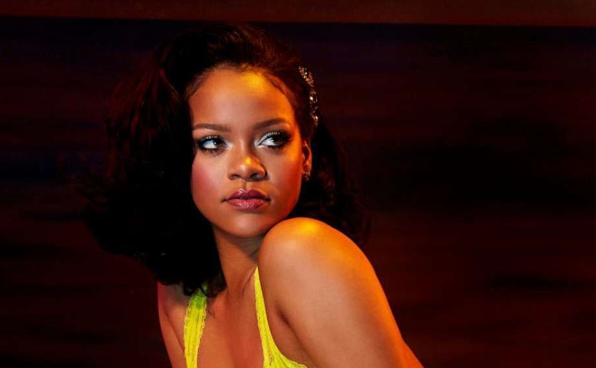 ¡Está buenísima! Rihanna enloqueció las redes con una erótica lencería amarilla (Fotos)