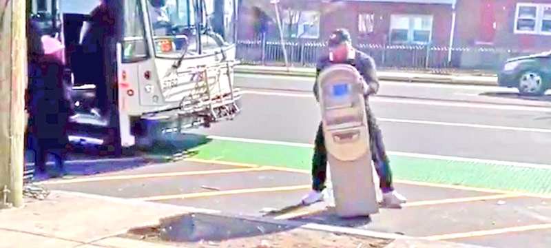 Filmado malhechor que intentó robar cajero automático a cuestas