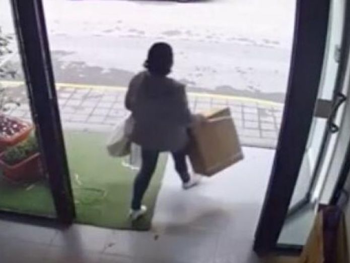 ¡Insólito! Mujer robó 40 vibradores de una tienda para repartirlos entre sus vecinas (Video)