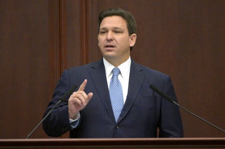 Gobernador de Florida envió 2 aviones con inmigrantes a Massachusetts