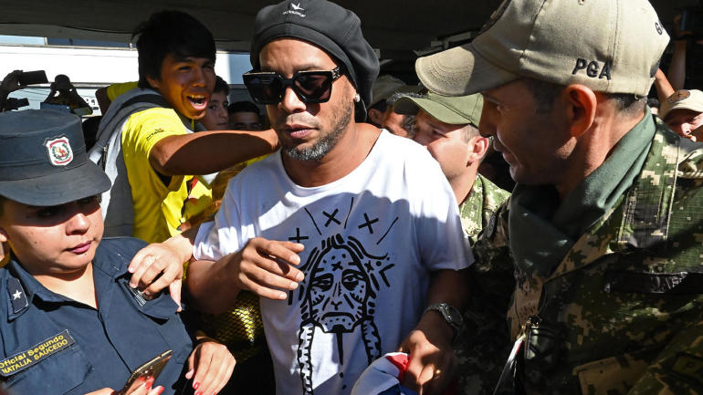 La leyenda del fútbol brasileño Ronaldinho detenido en Paraguay por pasaporte falso
