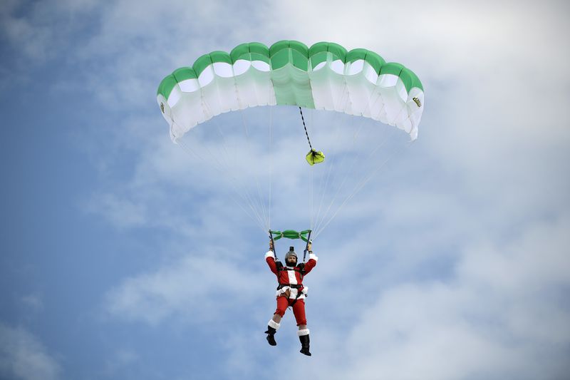No puede volar sin sus renos: ‘Santa  Paracaidista’ hospitalizado después de duro aterrizaje en Florida Beach