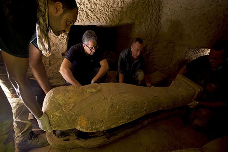 Descubren 27 sarcófagos enterrados hace 2.500 años en una tumba egipcia