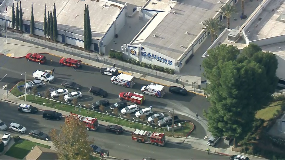 Una persona falleció y hay varios heridos tras balacera en escuela secundaria de California
