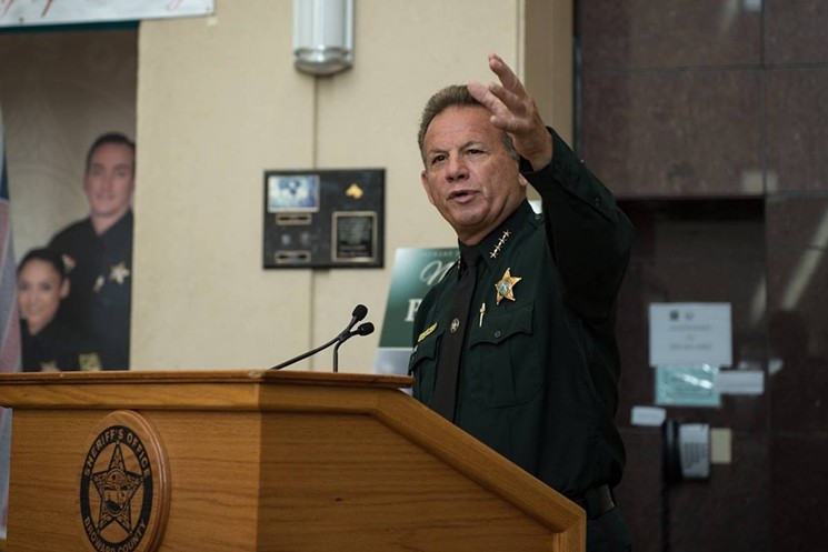 Senadores de Florida consideran la posibilidad de devolver el cargo al sheriff Scott Israe
