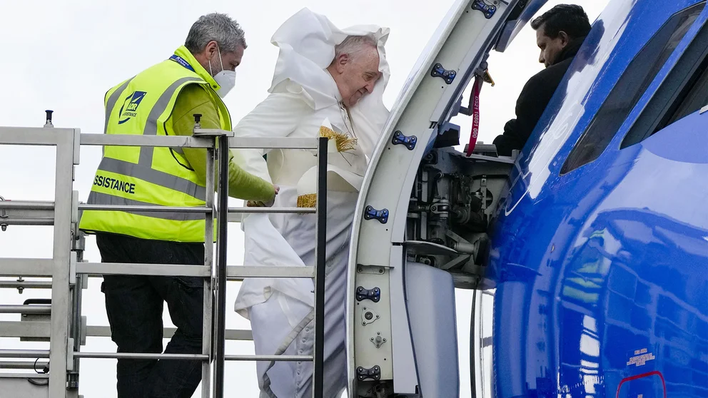¿Por qué el Papa bajó de un avión en ascensor-montacargas?