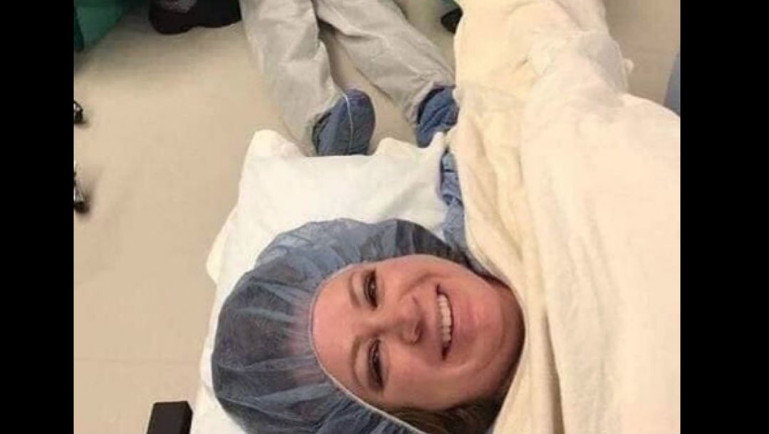 Madre hace viral selfie donde su esposo se desmaya mientras presenciaba nacimiento de su hijo (Foto)