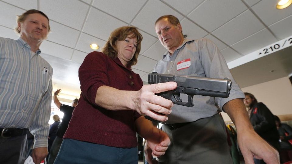 Senado aprueba proyecto de ley que permitirá a maestros de Florida portar armas de fuego en escuelas