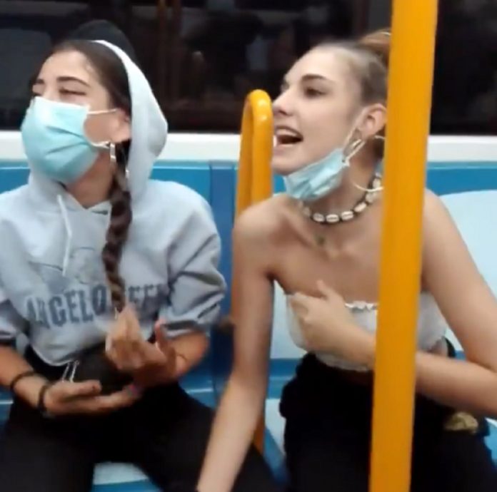 Grupo de chicas españolas agreden y escupen a pareja latina en el metro de Madrid (VIDEO)