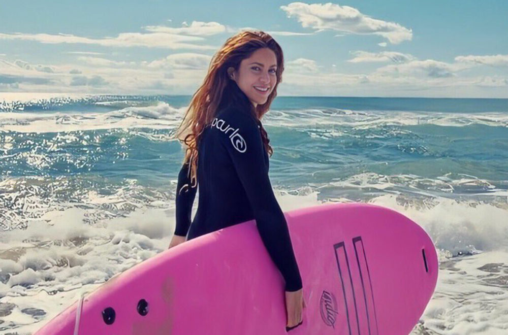 Shakira sufre aparatosa caída mientras surfeaba en Costa Rica
