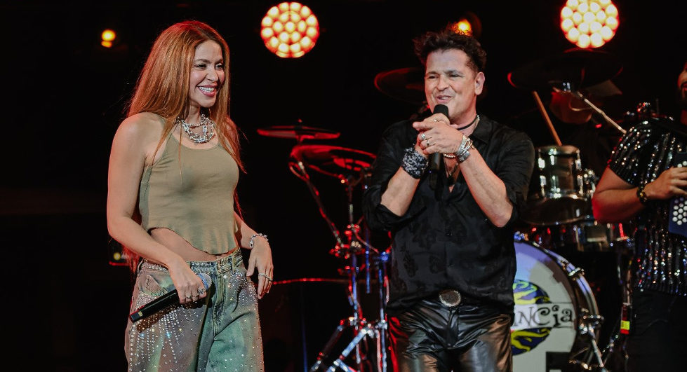 Shakira sorprende a Carlos Vives en pleno concierto en Miami