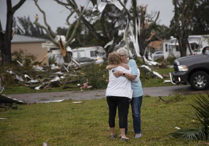 Dos tornados destruyeron casas en Florida y dejaron a miles sin electricidad